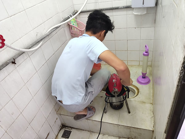 南开乡管道堵塞冒臭气 专业师傅现场解决问题